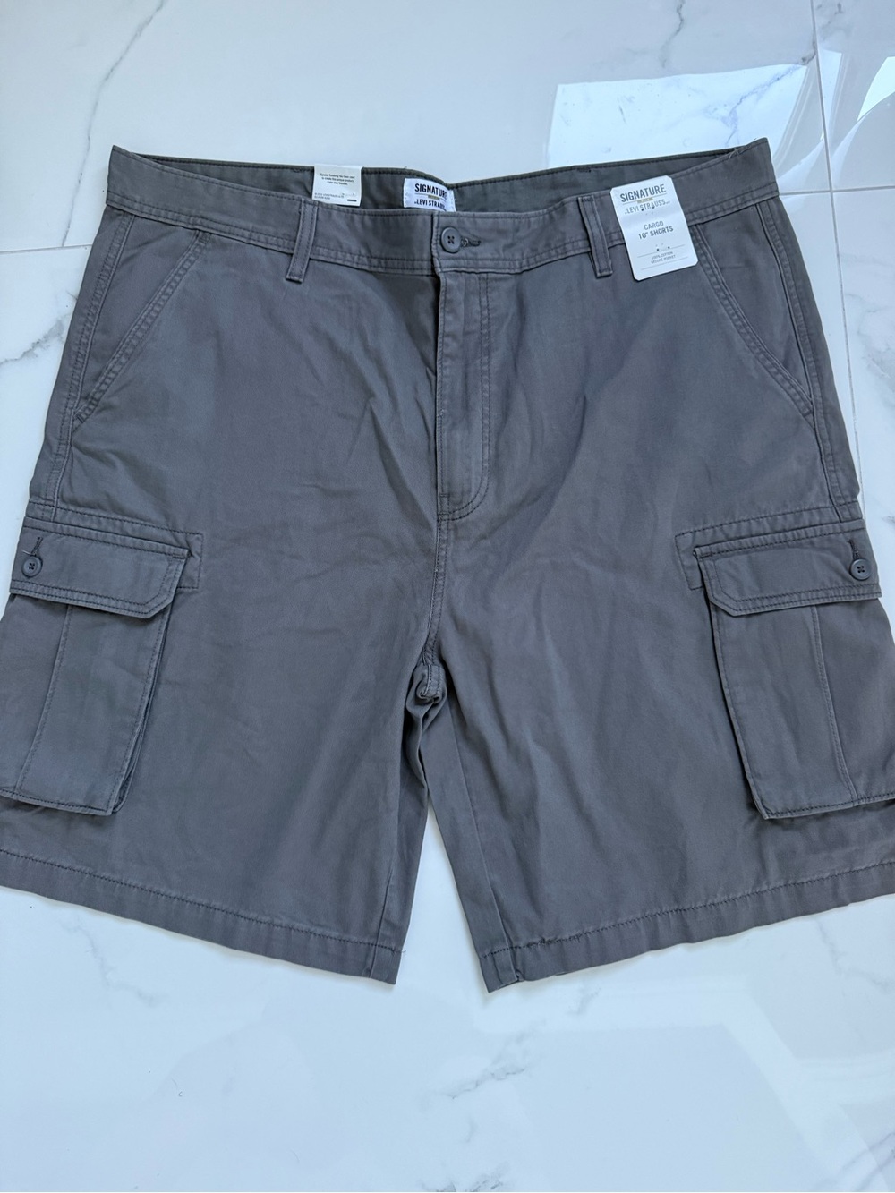 NWT Signature by Levi Strauss Men's 42 Gray 10" Inseam Essential Cargo Shorts